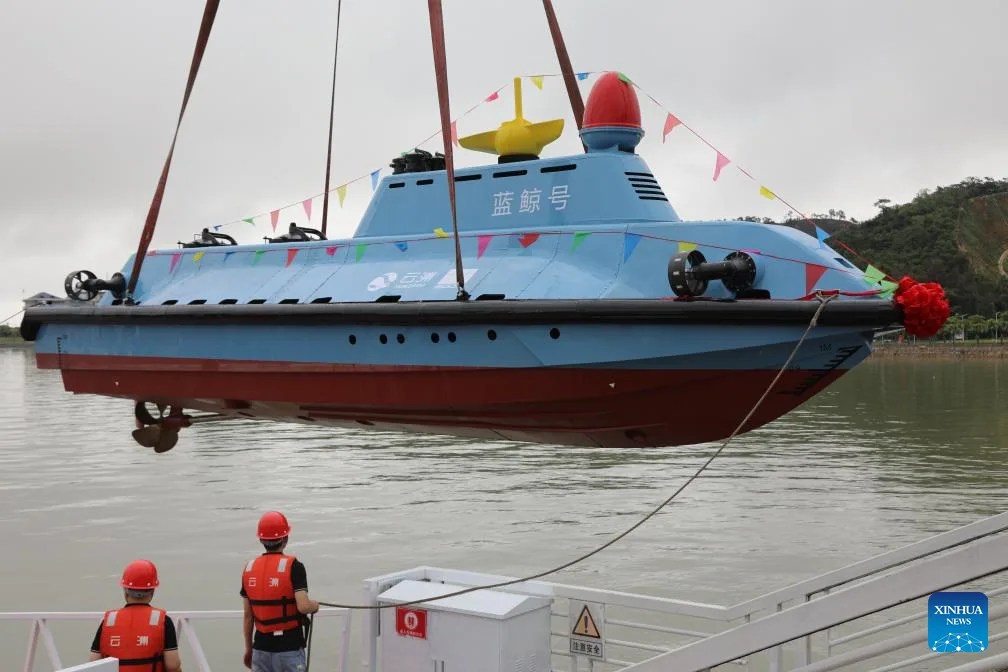 Blue Whale China Oceano transparente